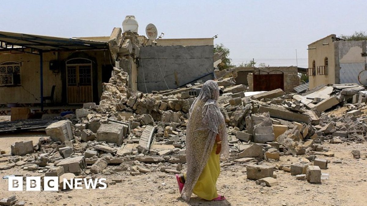 US Strikes Bridges, Port Tower in Iran as Strait of Hormuz Conflict Escalates